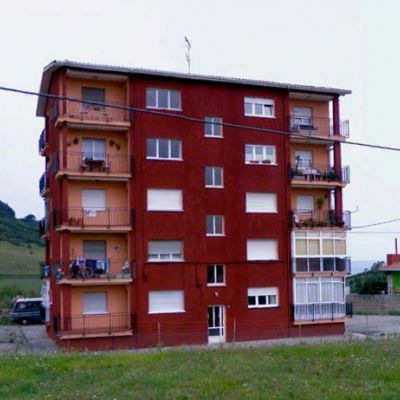 Edificio rojo de pisos antes de la instalación del ascensor