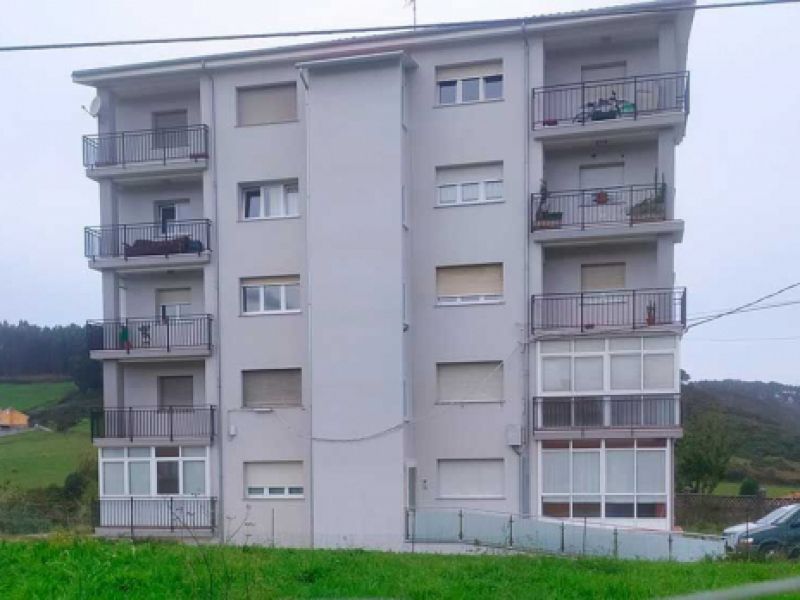 Edificio de pisos gris con instalación de ascensor