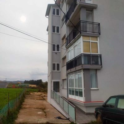 Edificio de pisos gris con instalación de ascensor