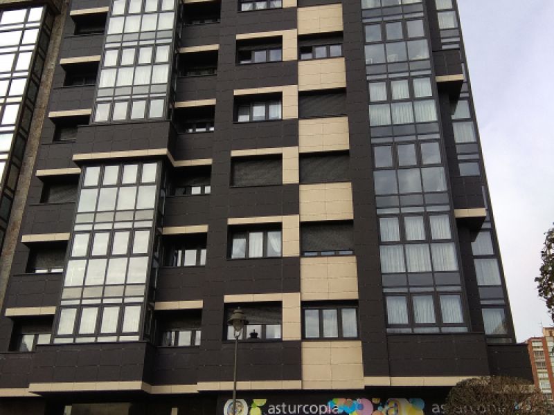 Fachada de un edificio en Avilés