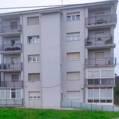 Edificio de pisos gris con instalación de ascensor