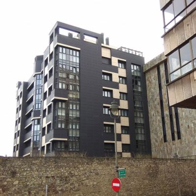 La fachada de un edificio en Avilés