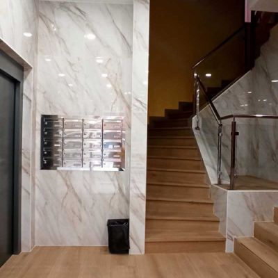 Interior de portal con ascensor y escaleras